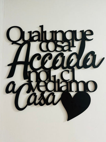 Scritta in Legno 8mm “Qualunque cosa accada noi ci vediamo a casa” – Personalizzabile e Disponibile in Vari Colori