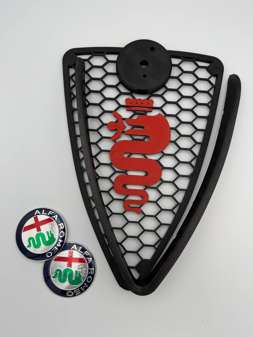 Griglia scudo A Nido D'Ape con inserti filettati+bordo V Alfa Romeo Mito 2008-2015 con biscione e portalogo (Copia)