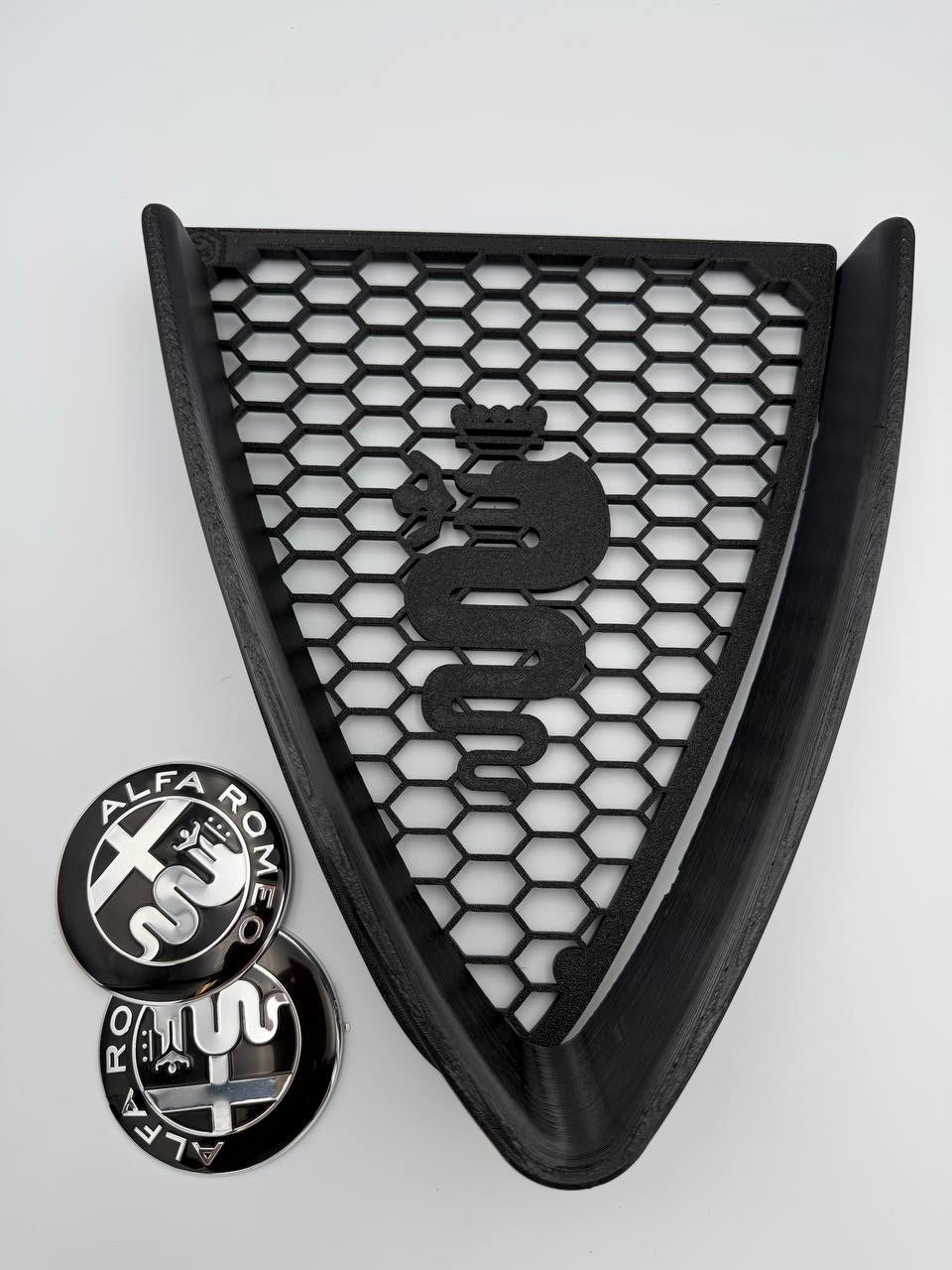 Griglia a nido d'ape con biscione e cornice a "V" per Alfa Romeo 147 2ª Serie (2004-2011)
