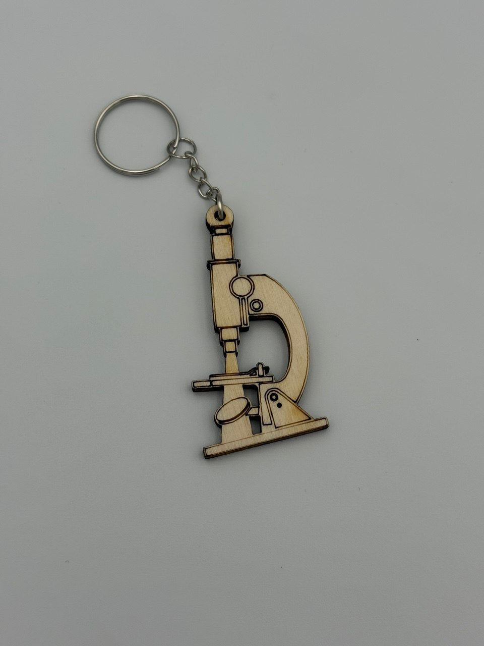 Portachiavi Bomboniera Laurea Microscopio in Legno – 33×65 mm | Idea per Laurea in Biologia, Chimica, Medicina, Scienze