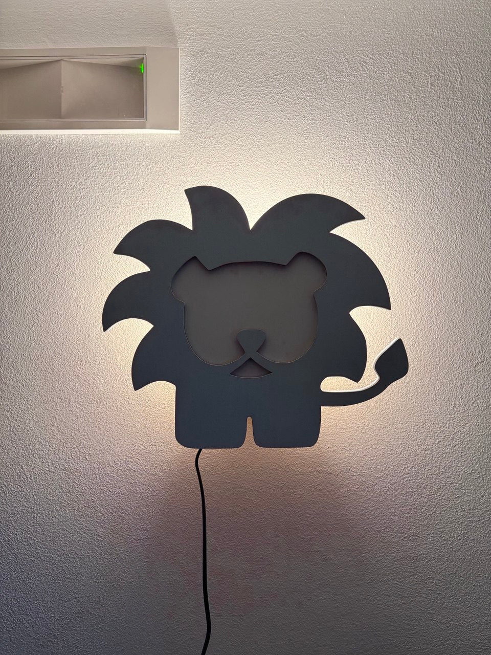 Lampada da parete leoncino in legno – luce decorativa per cameretta