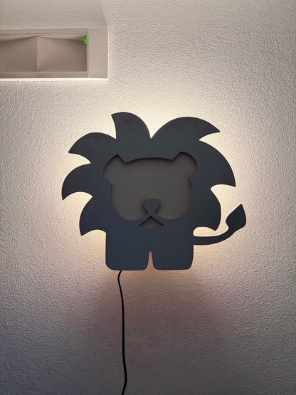 Lampada da parete leoncino in legno – luce decorativa per cameretta