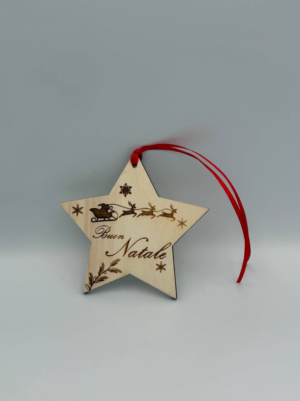 Pallina Natale Personalizzata | Decorazione natalizia in legno a forma di stella – “Buon Natale” nastro rosso