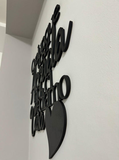 Scritta in Legno 8mm “Qualunque cosa accada noi ci vediamo a casa” – Personalizzabile e Disponibile in Vari Colori