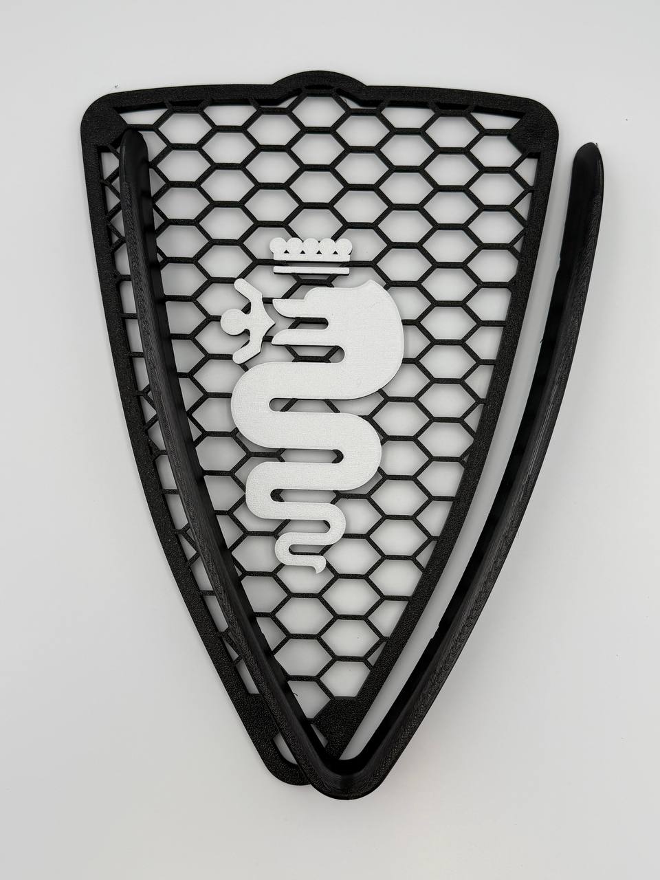 Griglia a nido d'ape con biscione e cornice a "V" per Alfa Romeo MiTo (2008-2015)