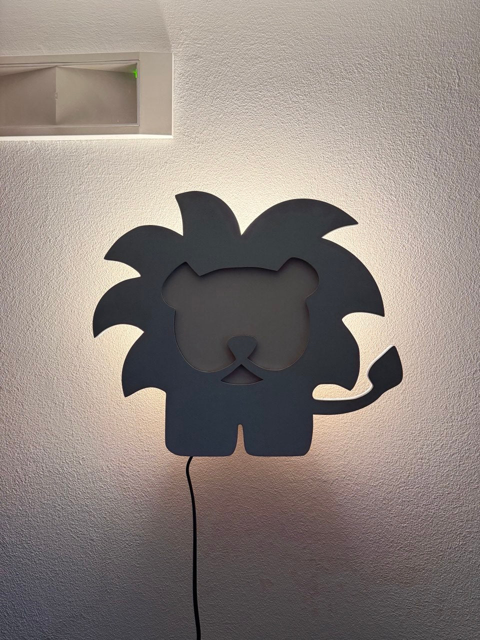 Lampada da parete leoncino in legno – luce decorativa per cameretta