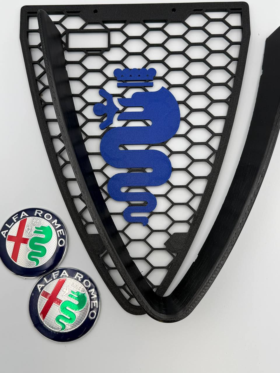 Griglia a nido d'ape con biscione e cornice a "V" per Alfa Romeo 159