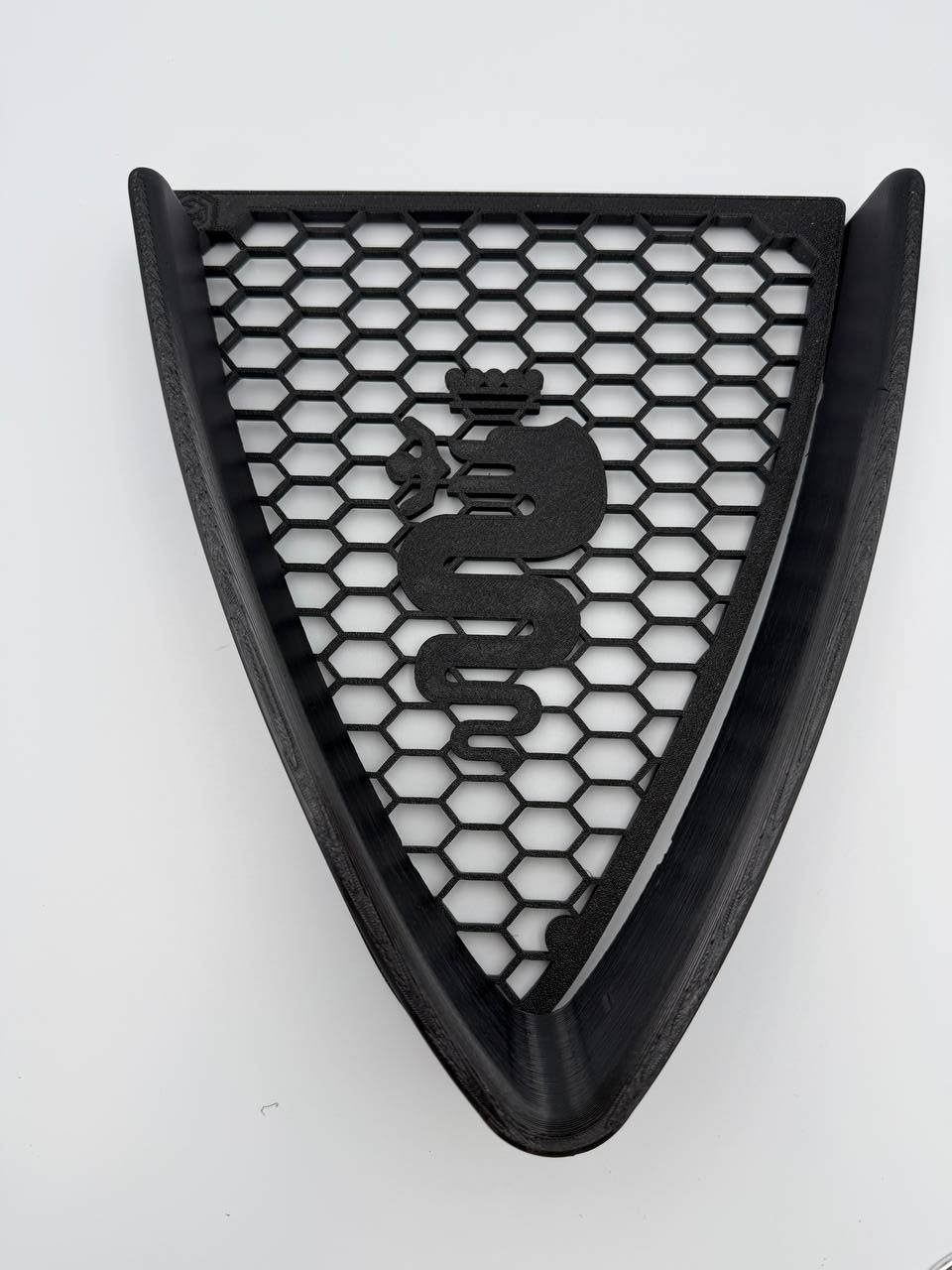 Griglia a nido d'ape con biscione e cornice a "V" per Alfa Romeo 147 2ª Serie (2004-2011)