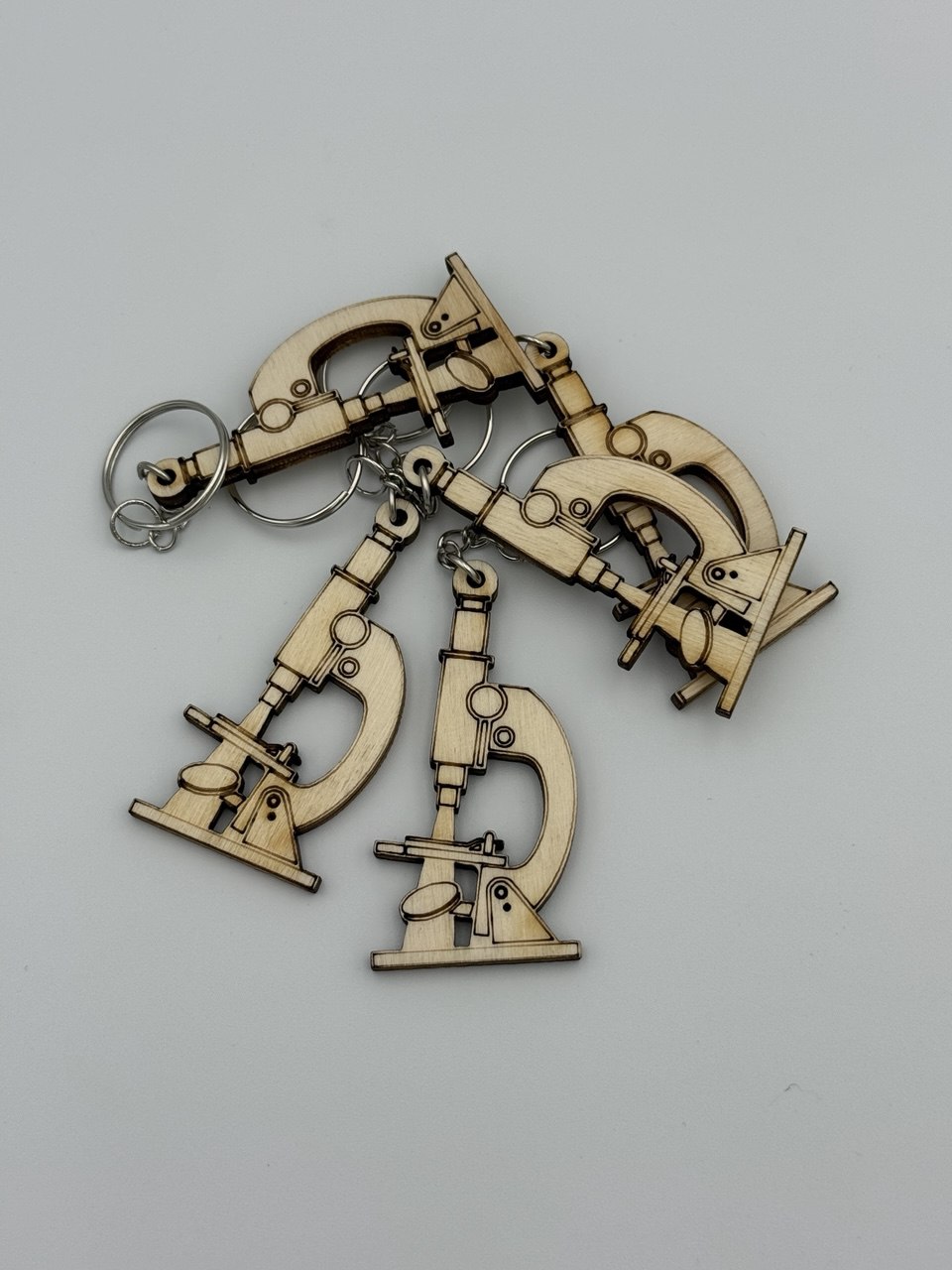 Portachiavi Bomboniera Laurea Microscopio in Legno – 33×65 mm | Idea per Laurea in Biologia, Chimica, Medicina, Scienze