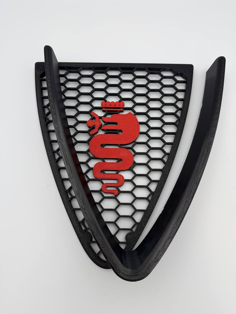 Griglia a nido d'ape con biscione e cornice a "V" per Alfa Romeo 147 2ª Serie (2004-2011)