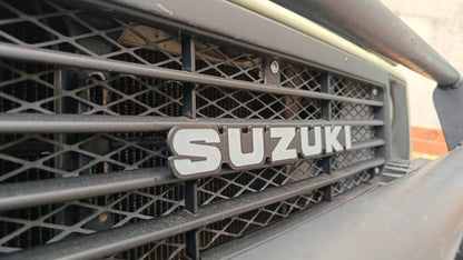 Fregio targhetta stemma per calandra per Suzuki Samurai Santana SJ410/SJ413