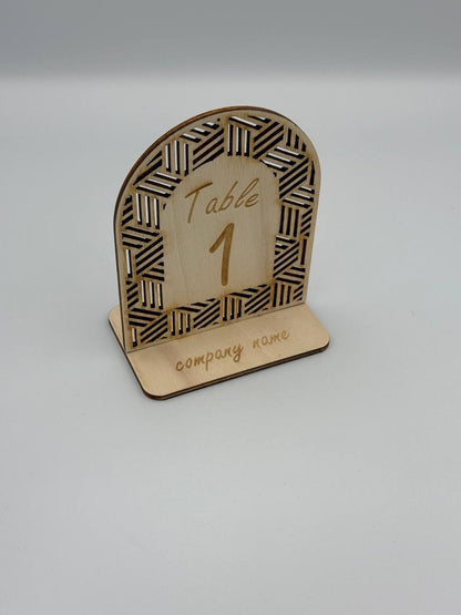 Segnatavolo in legno inciso – Design elegante personalizzabile