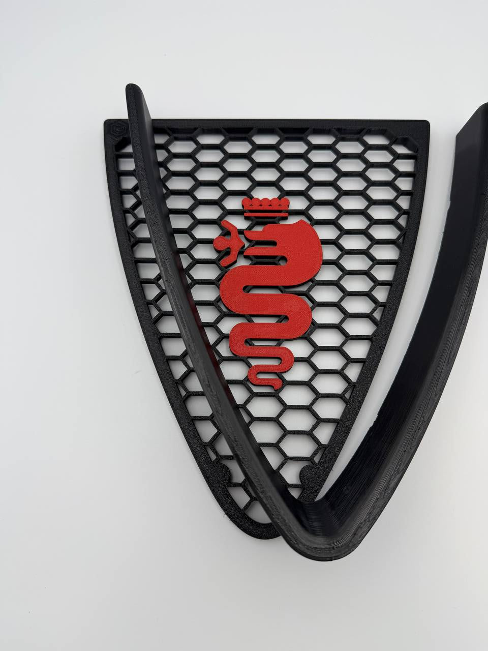 Griglia a nido d'ape con biscione e cornice a "V" per Alfa Romeo 147 2ª Serie (2004-2011)