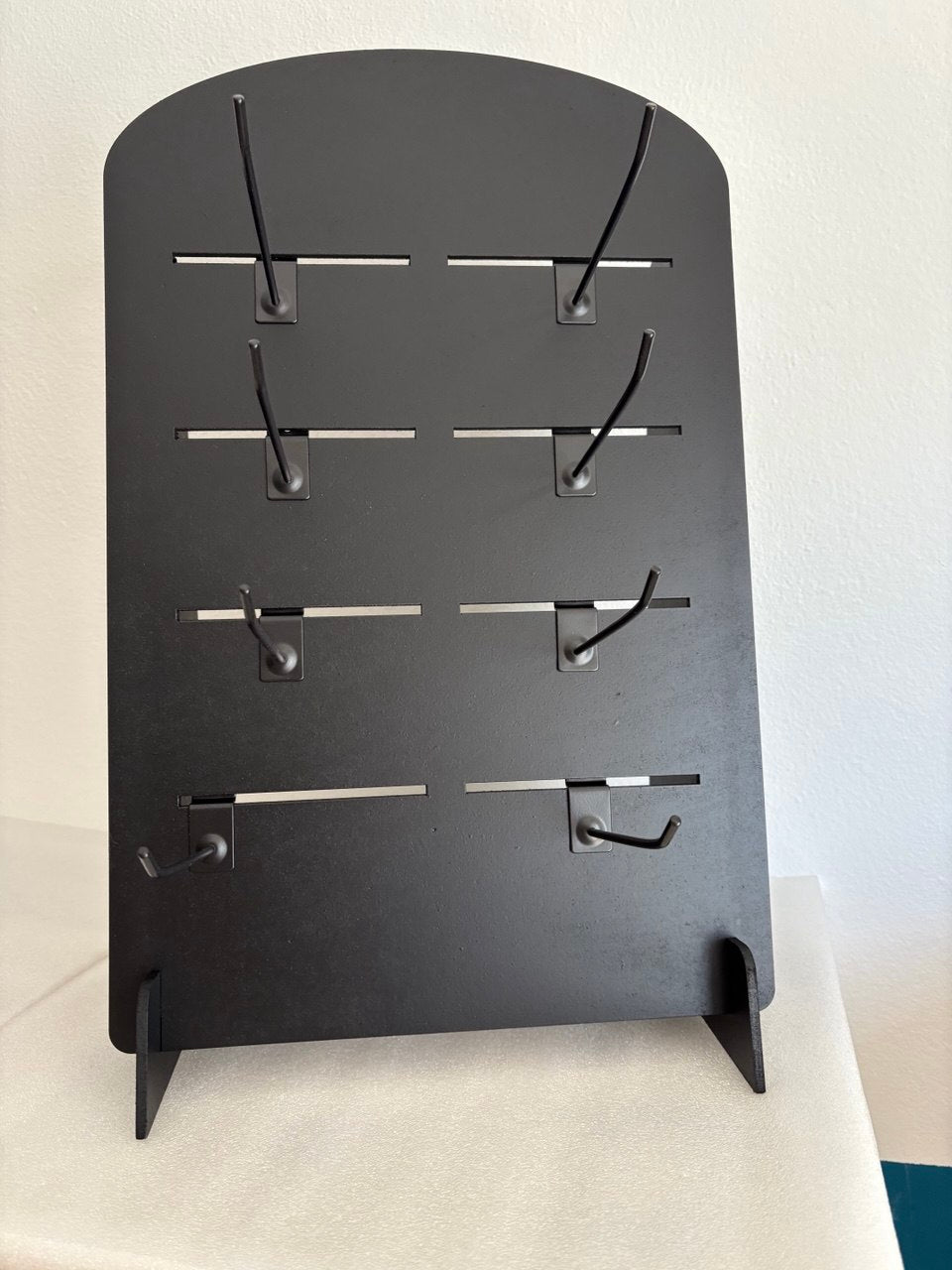 Espositore da banco in MDF nero con ganci metallici regolabili – Design moderno