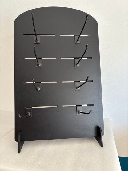 Espositore da banco in MDF nero con ganci metallici regolabili – Design moderno