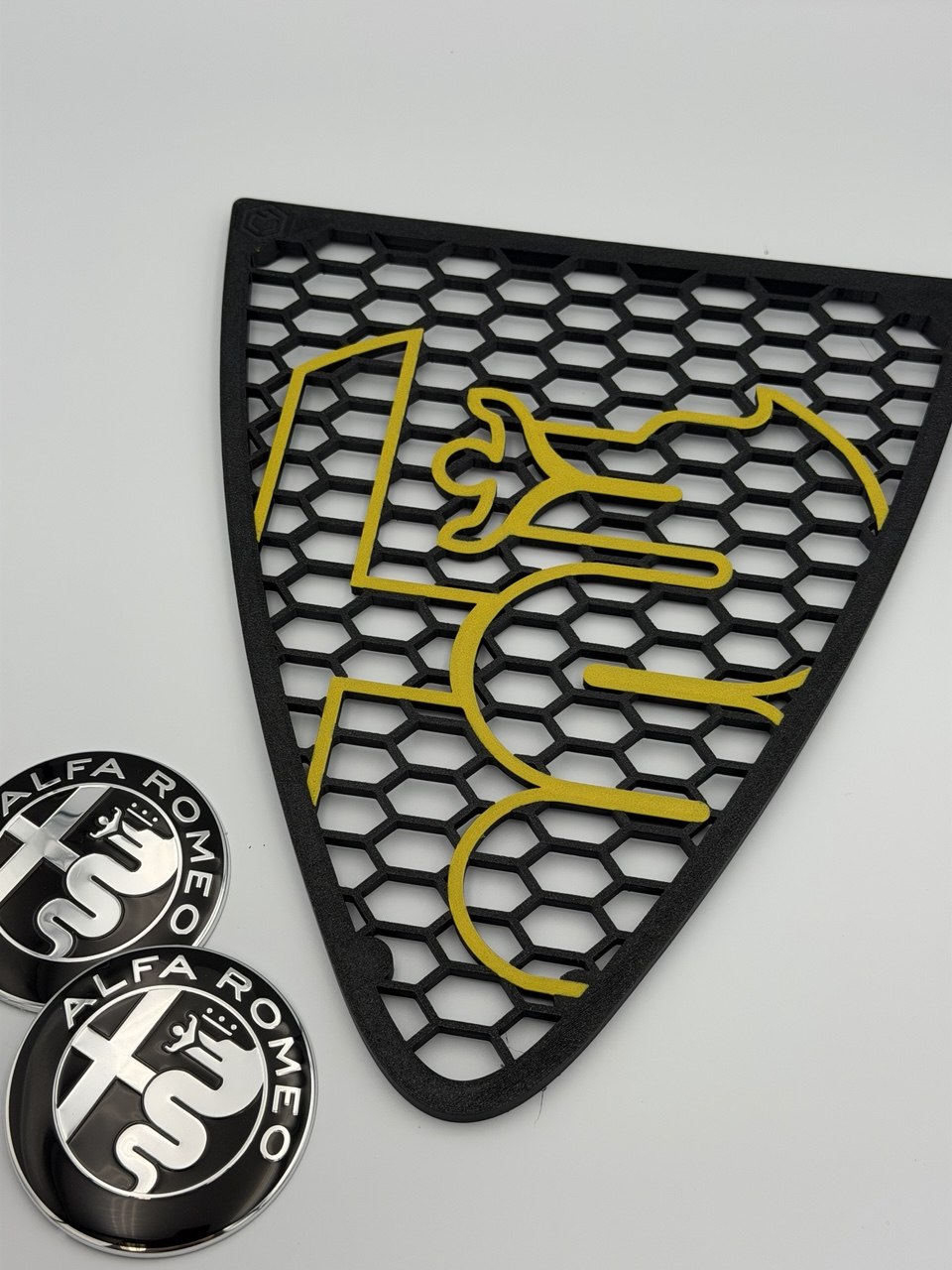Griglia Anteriore A Nido D'Ape Per Alfa Romeo 147 2ª Serie (2004-2011) con biscione stile junior