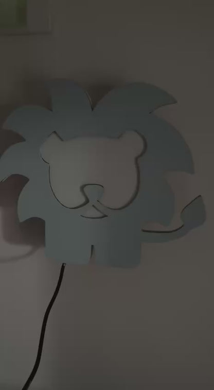 Lampada da parete leoncino in legno – luce decorativa per cameretta
