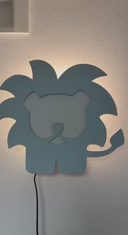 Lampada da parete leoncino in legno – luce decorativa per cameretta