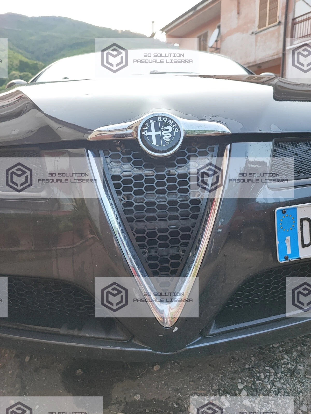 Griglia a nido d'ape per alfa romeo GT consente di mantenere la V cromata