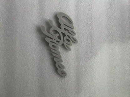 Scritta Logo Alfa Romeo Grigia – Compatibile con Griglie Anteriori a Nido d’Ape