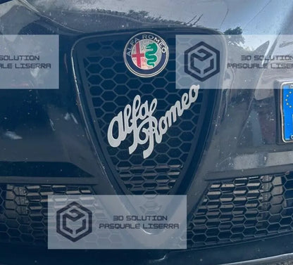 Scritta Logo Alfa Romeo Grigia – Compatibile con Griglie Anteriori a Nido d’Ape