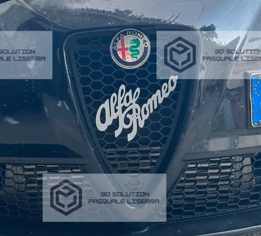Scritta Logo Alfa Romeo Grigia – Compatibile con Griglie Anteriori a Nido d’Ape